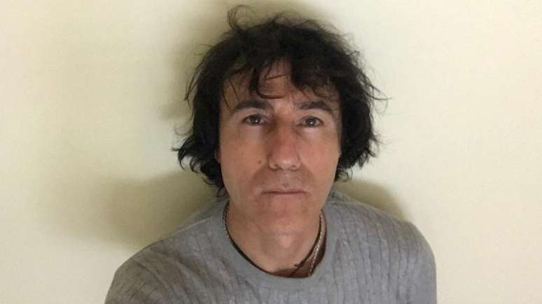 Patricio Gonz&aacute;lez p&ocirc;de ver seus netos por algumas horas, quando os visitou no acampamento