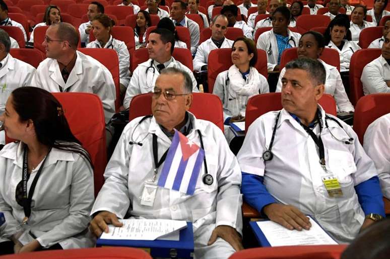 Médicos cubanos sendo recebidos para trabalhar no Quênia