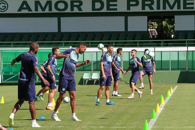 Claudinei Oliveira faz mudanças no Goiás para tentar surpreender Botafogo.