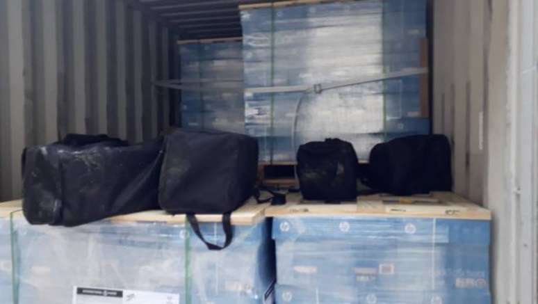 Agentes da Polícia Federal apreenderam 329 quilos de cocaína escondidos em contêiner, no Porto de Santos