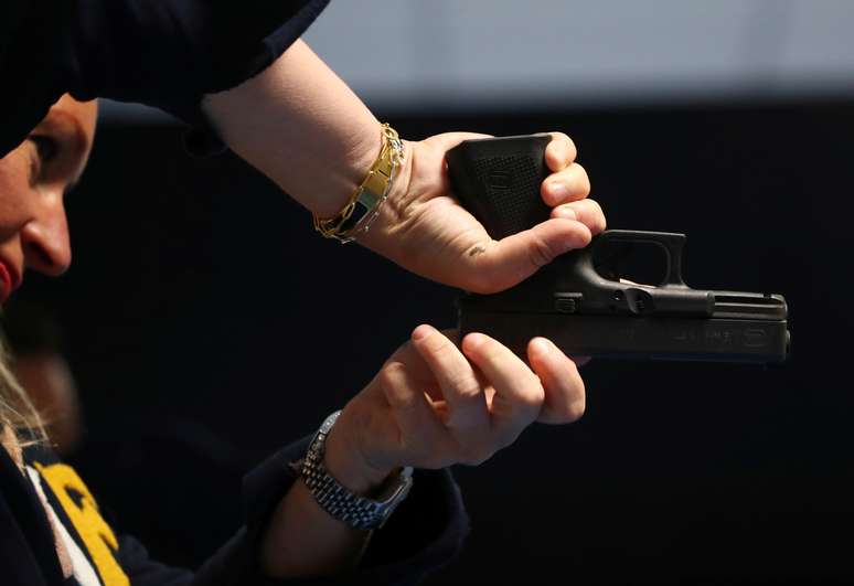 Mulher em aula de tiro em Genebra, Su&iacute;&ccedil;a. 16/05/2019. REUTERS/Denis Balibouse