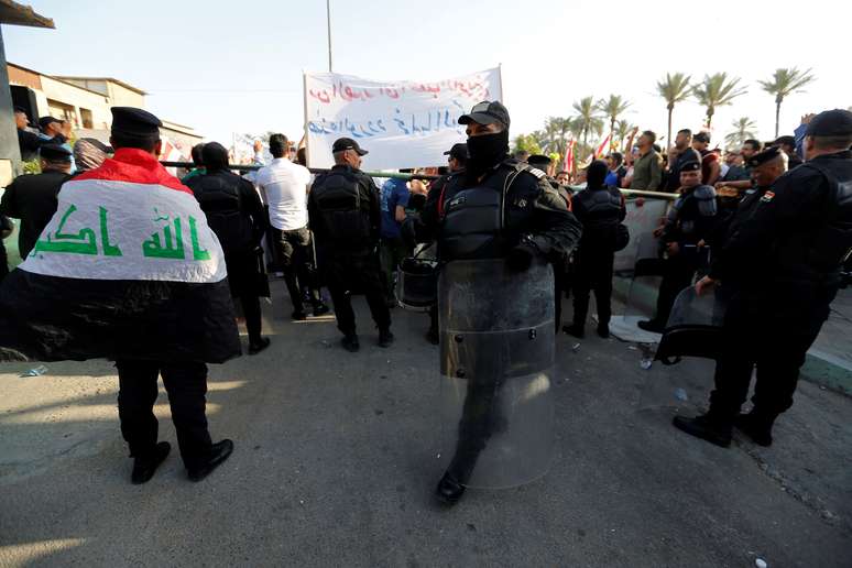 Um policial da tropa de choque &eacute; visto durante uma reuni&atilde;o de seguidores do cl&eacute;rigo xiita Moqtada al-Sadr, sobre declara&ccedil;&otilde;es do ministro das Rela&ccedil;&otilde;es Exteriores do Bahrein, perto do consulado de Bahrein em Bagd&aacute;, Iraque. 28/04/2019. REUTERS/Wissm Al-Okili