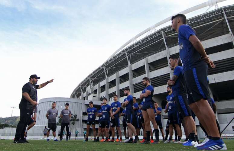 Eduardo Barroca quer o elenco alvinegro mirando a parte de cima da tabela (Foto: Vítor Silva/Botafogo)