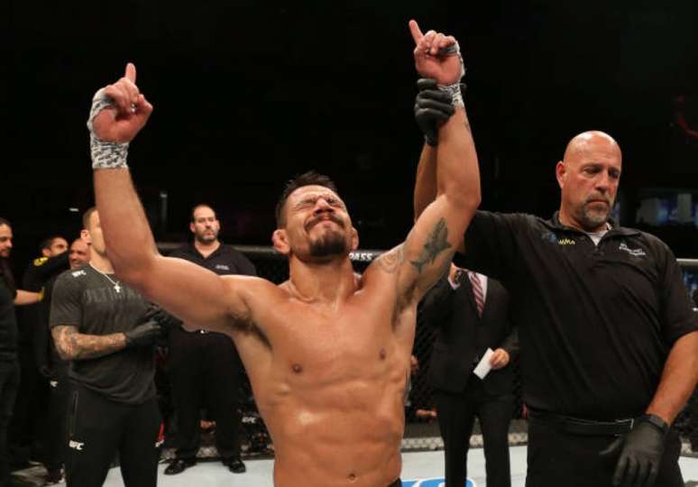 Rafael dos Anjos finalizou Kevin Lee em card de vitórias brasileiros no UFC Rochester (Foto: Getty Images)