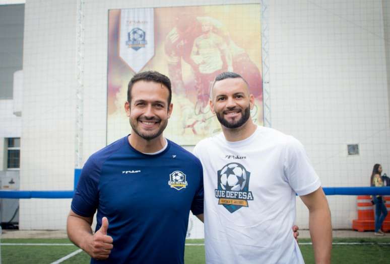 Weverton e o preparador de goleiros Raphael Amersur inauguraram academia neste domingo (Rodolfo Maia)