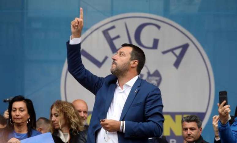 Salvini exibe rosário na mão esquerda e levanta a direita para os céus