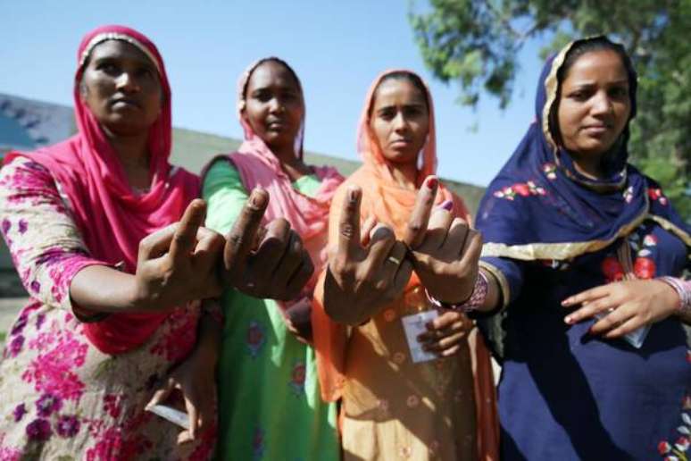 Indianas mostram dedos marcados após participação em eleições legislativas