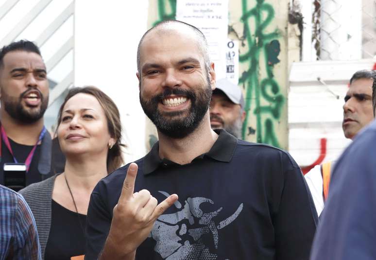 O prefeito de São Paulo, Bruno Covas, acompanha show da banda Sepultura em palco montado na Avenida Rio Branco, no centro de São Paulo, durante a Virada Cultural 2019