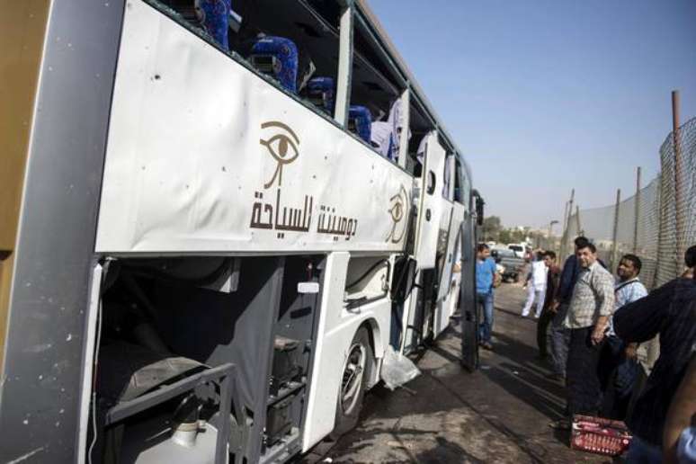 Ônibus atingido por explosão no Egito