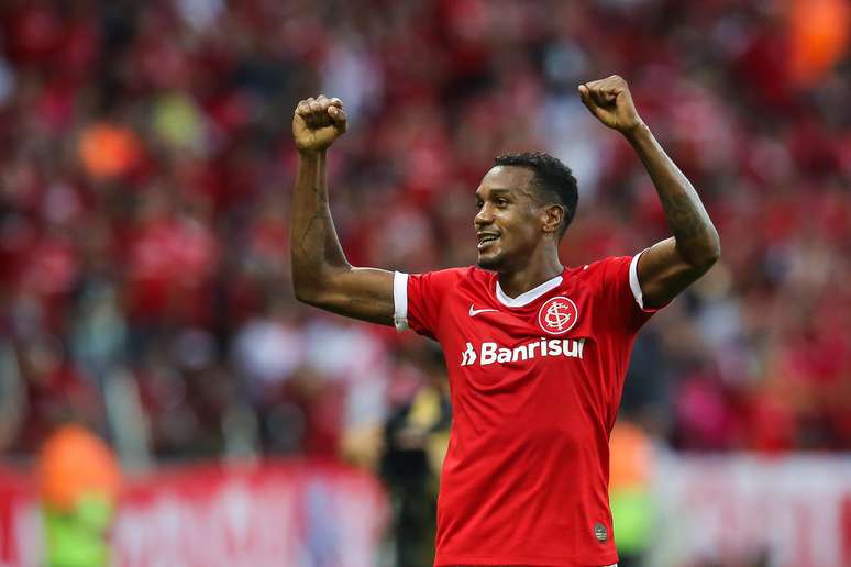 Edenílson, do Internacional, comemora o seu gol em partida contra o CSA, válida pela 5ª rodada do Campeonato Brasileiro 2019, no Estádio Beira-Rio, em Porto Alegre