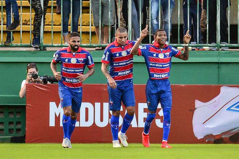 Marcinho, do Fortaleza, comemora seu gol em partida contra a Chapecoense, válida pela 5ª rodada do Campeonato Brasileiro 2019, na Arena Condá, em Chapecó