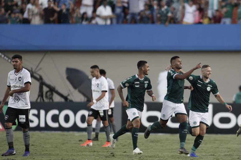 Kayke, do Goiás, comemora o seu gol durante partida contra o Botafogo, válida pela 5ª rodada do Campeonato Brasileiro 2019, no Estádio Serra Dourada, em Goiânia