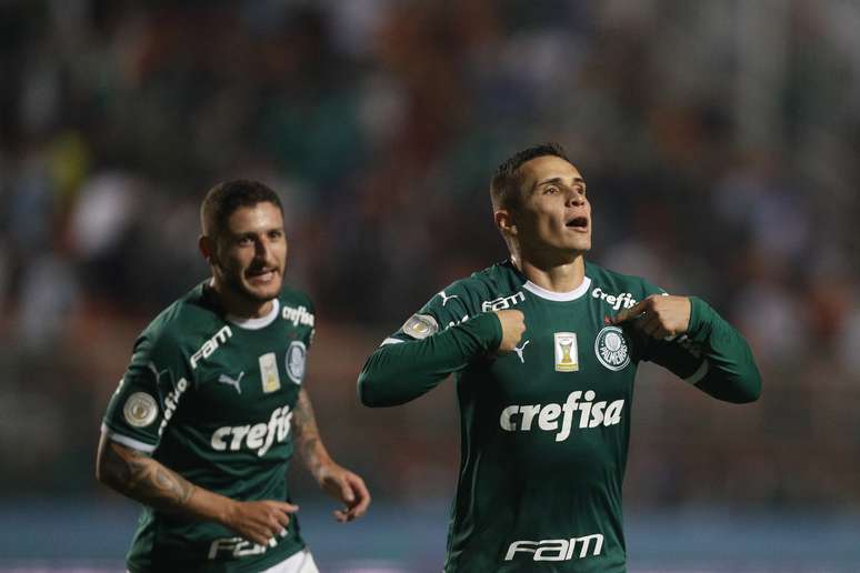 Raphael Veiga, do Palmeiras, comemora após marcar o terceiro gol da equipe na partida contra o Santos, válida pela quinta rodada do Campeonato Brasileiro 2019, no estádio do Pacaembu, na zona oeste de São Paulo