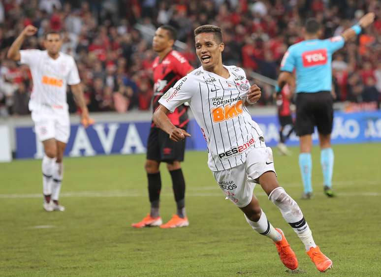Pedrinho, do Corinthians, comemora seu gol durante partida contra o Athletico Paranaense, válida pela quinta rodada do Campeonato Brasileiro, na Arena da Baixada, em Curitiba (PR)