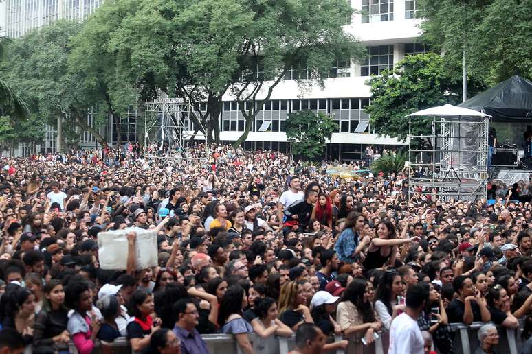 Público durante show do duo Anavitória, composto por Ana Clara Caetano Costa e Vitória Fernandes, no palco Plural da Virada Cultural 2019, no Vale do Anhangabaú, no centro de São Paulo