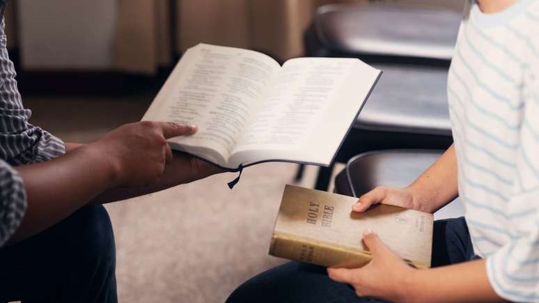 Estados americanos avaliam projetos de lei que impõem estudo sobre a Bíblia em escolas