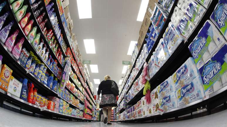 Consumidora em supermercado de Chicago (EUA) 
21/09/2011
REUTERS/Jim Young