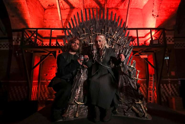Fãs da série "Game of Thrones" posam para fotos antes do último episódio da série em Moscou
18/05/2019
REUTERS/Evgenia Novozhenina