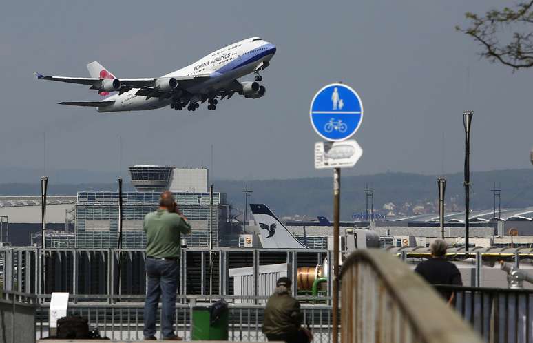 Avião da China Airlines decola do aeroporto de Fraport, em Frankfurt, Alemanha 
06/05/2013
REUTERS/Lisi Niesner