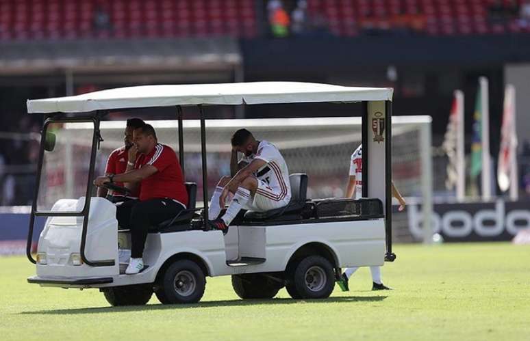 Liziero sofreu um pisão de Gregore, do Bahia, e precisou sair logo no início do jogo (Foto: Paulo Pinto/saopaulofc.net)