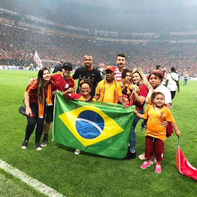 Brasileiro e sua família na Turquia (Foto: Arquivo Pessoal)
