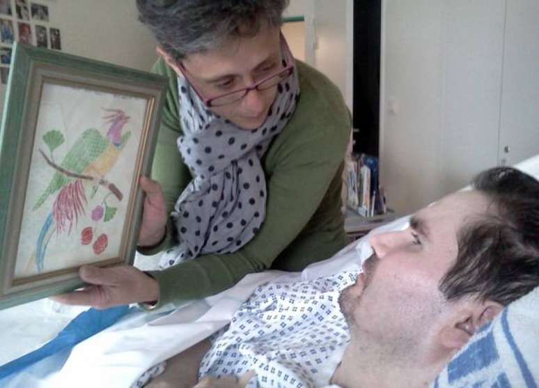 Vincent Lambert com sua mãe no Hospital de Reims, em 25 de julho de 2013