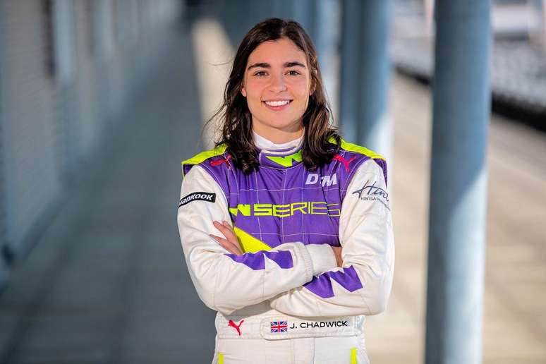 Jamie Chadwick assina com a Williams