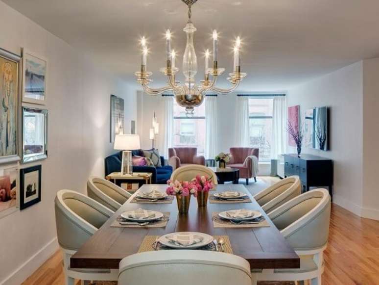 2. Mescle cor e textura ao decorar a sala de estar e jantar conjugadas. Fonte: Francis Dzikowski – HGTV