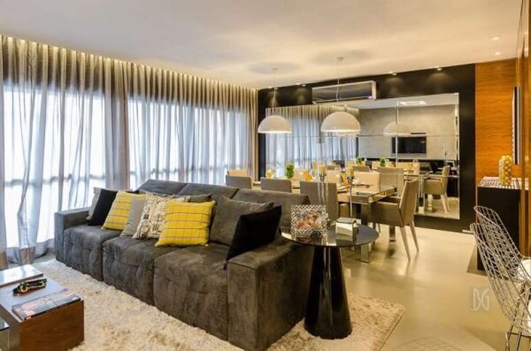 4. Posicione um sofá de forma a dividir os ambientes entre sala de estar e jantar conjugadas. Fonte: BG Arquitetura