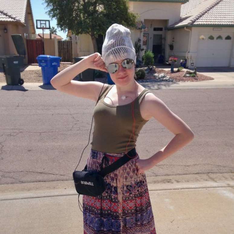 Hailey usando um aparelho para monitorar convuls&otilde;es