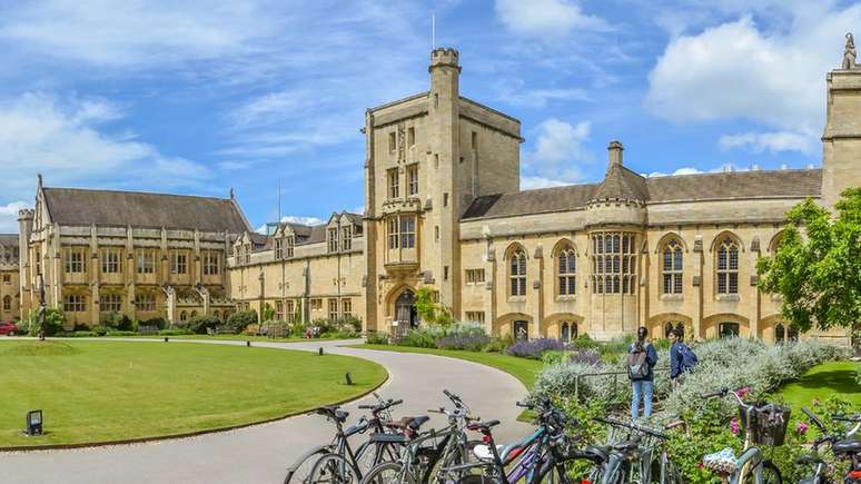 Hands fez faculdade na Mansfield College, na Universidade Oxford