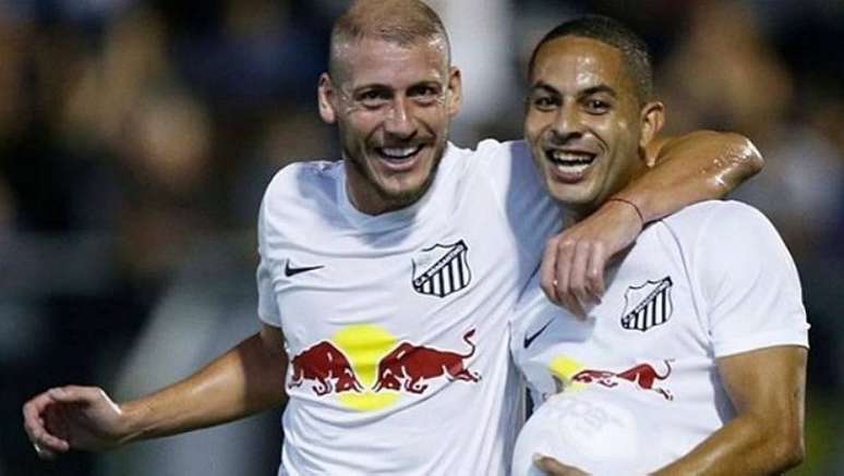 Uillian Correia e Ytalo (dir.) comemoram o gol na vitória do Bragantino