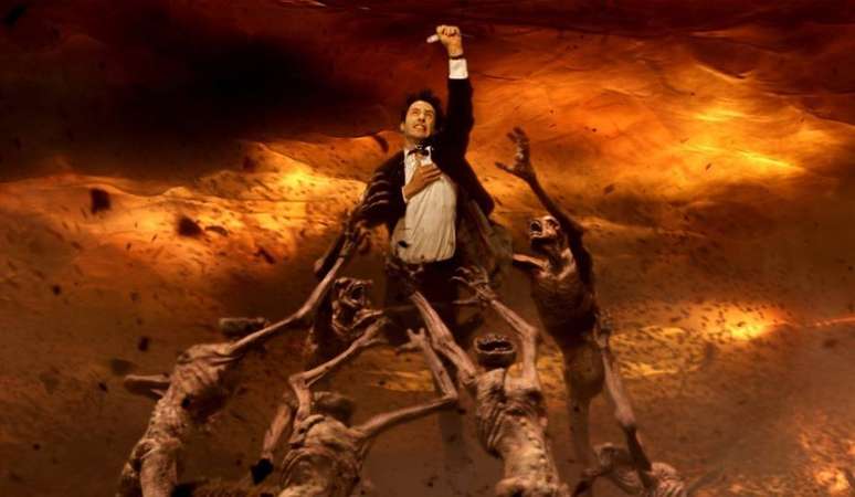 Keanu Reeves em cena do filme 'Constantine'