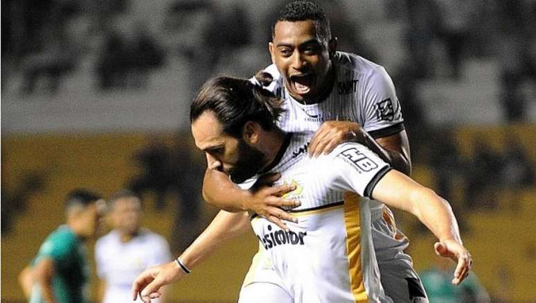 Léo Gamalho comemora o gol da vitória do Criciúma sobre o Guarani