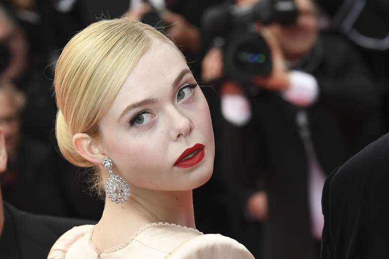 Elle Fanning passa pelo tapete vermelho durante o Festival de Cannes 