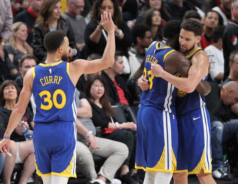 Stephen Curry celebra com os companheiros a vitória do Golden State Warriors sobre o Portland Trail Blazers