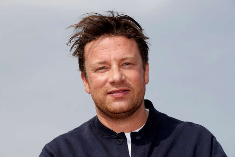 Chef Jamie Oliver posa para foto em Cannes