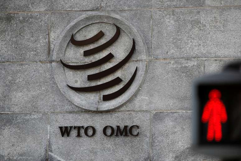 Logotipo da Organização Mundial do Comércio (OMC) na fachada dos escritórios da organização, na Suíça.  2/10/2018. REUTERS/Denis Balibouse