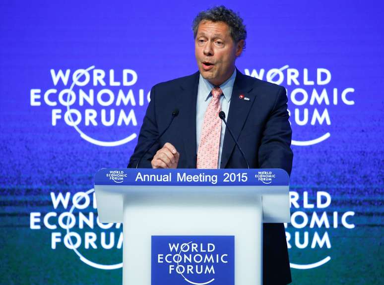 Seth Berkley, presidente da aliança Gavi, discursa durante edição de 2015 do Fórum Econômico Mundial em Davos, na Suíça
22/01/2015 REUTERS/Ruben Sprich