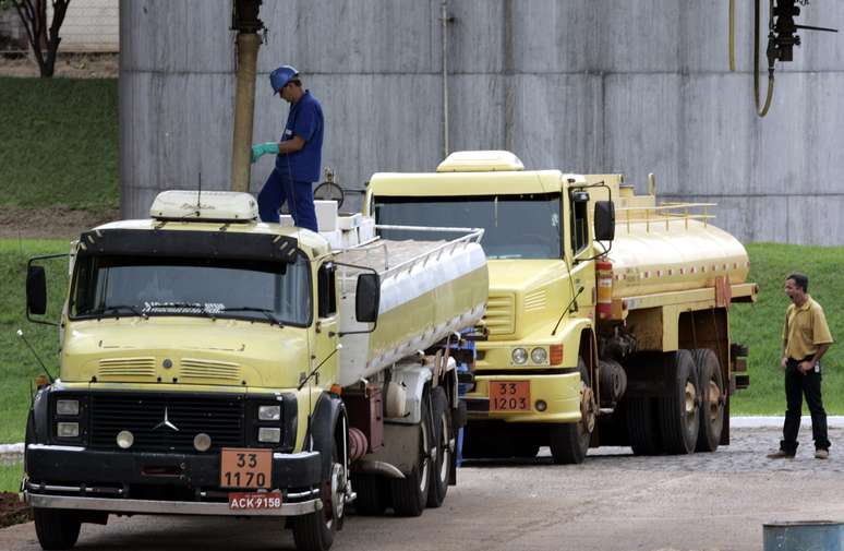 Caminhões são carregados para transporte em São Tomé (PR) 
11/03/2006
REUTERS/Paulo Whitaker