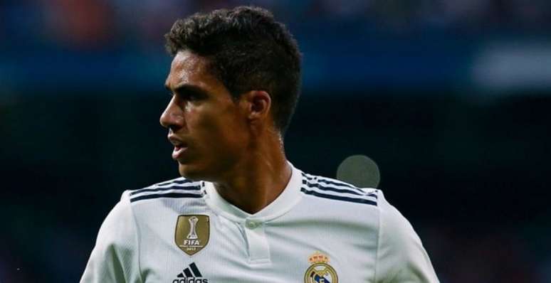 Varane garante a permanência no Real para a próxima temporada (Foto: Reprodução/Twitter)