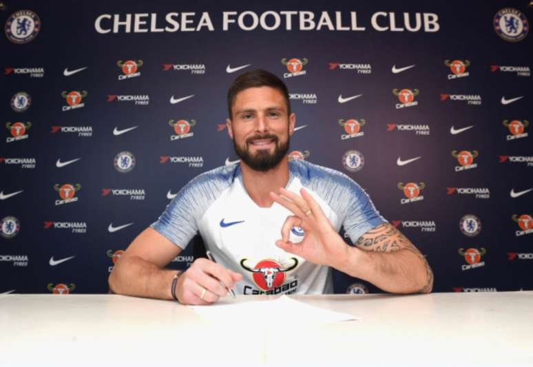 Giroud assinou com o Chelsea para mais uma temporada (Divulgação)