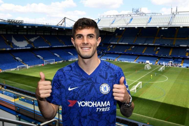 Pulisic já posou com a camisa do Chelsea (Foto: Divulgação)