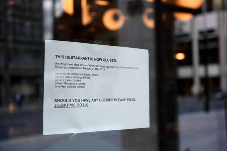 Cartaz anuncia fechamento de restaurante de Jamie Oliver no centro de Londres