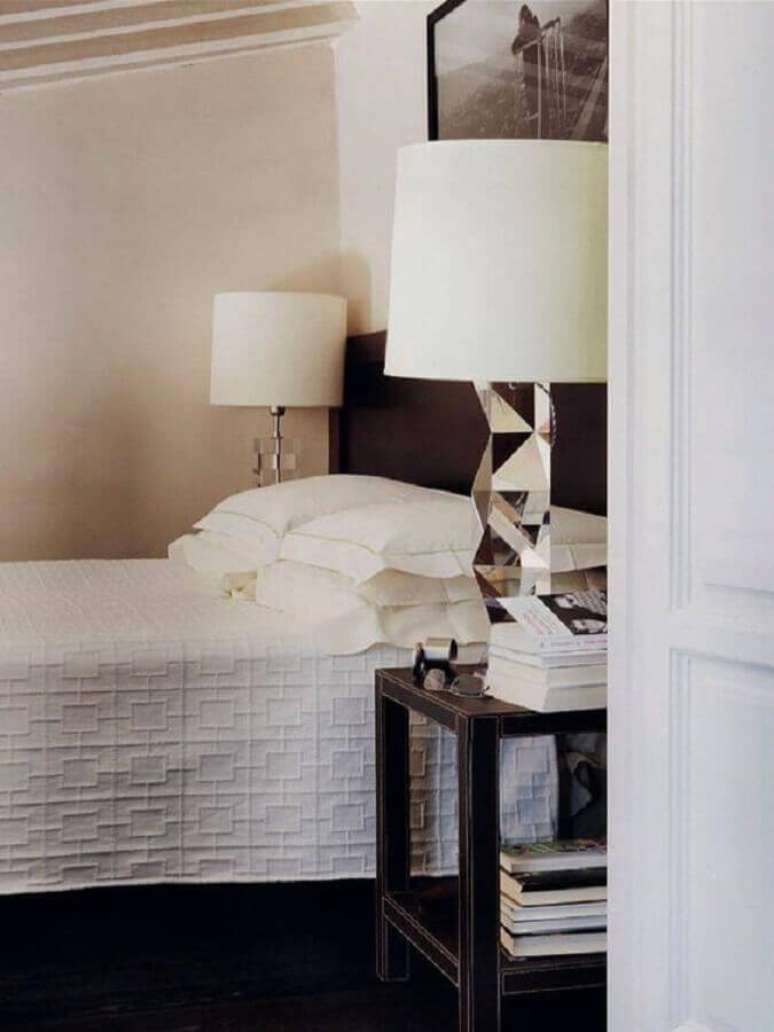 8. Decora&ccedil;&atilde;o para quarto de casal com modelo arrojado de abajur de mesa para quarto todo em tons neutros &ndash; Foto: Neu dekoration stile