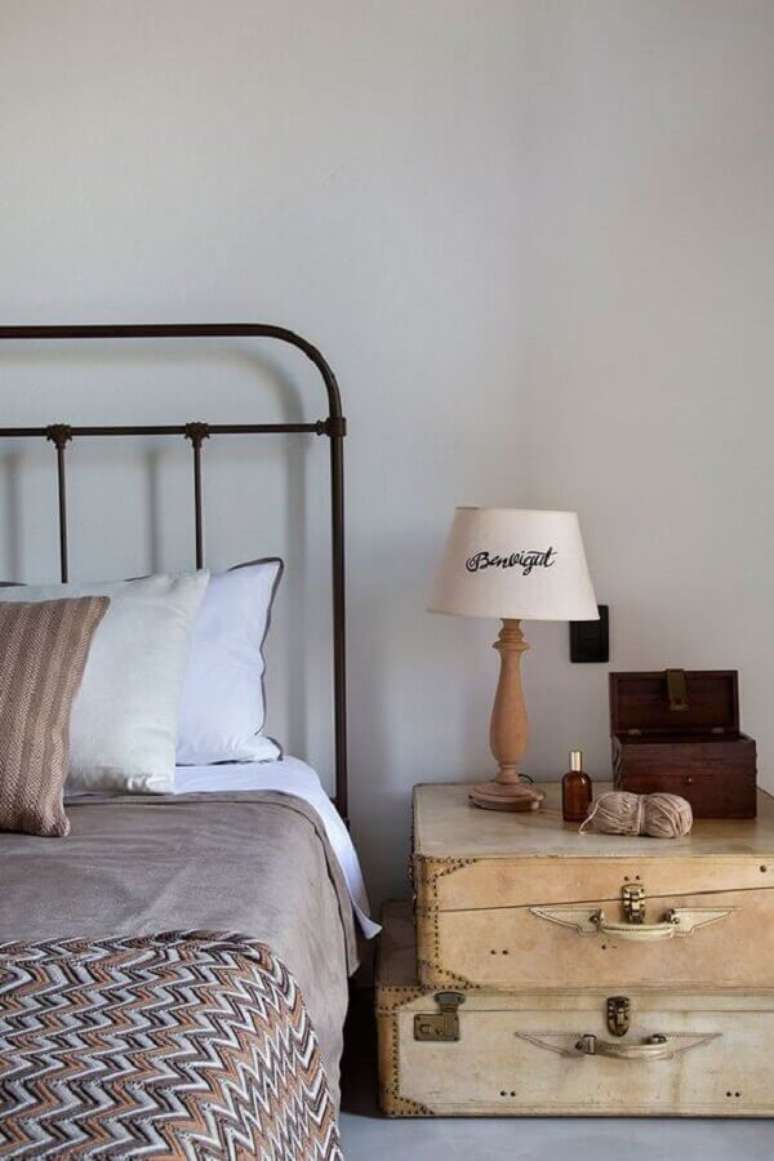 13. Abajur para quarto com decora&ccedil;&atilde;o simples e r&uacute;stica &ndash; Foto: Casa de Valentina