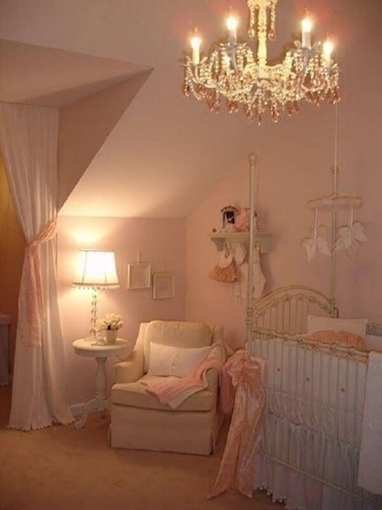 4. Escolha um abajur para quarto de bebê que siga o mesmo estilo de decoração do restante do ambiente – Foto: Larissaoiko