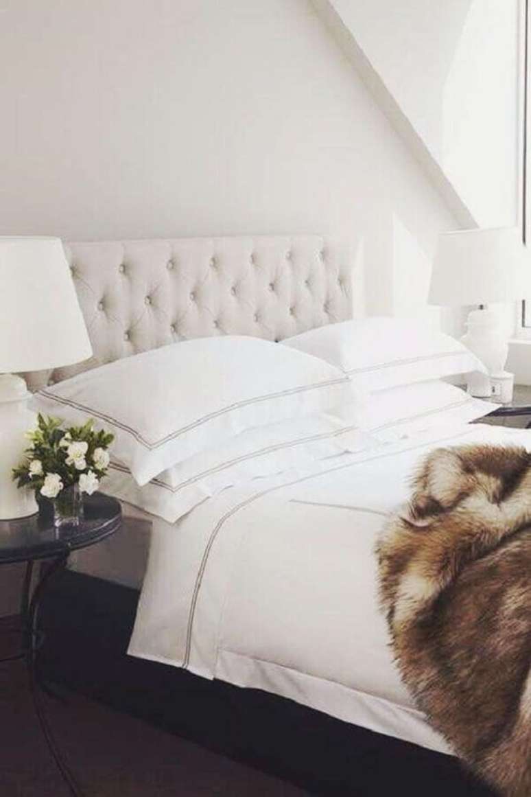 23. O abajur para quarto pode ser encontrado em vários modelos, tamanhos e cores – Foto: This Is Glamorous