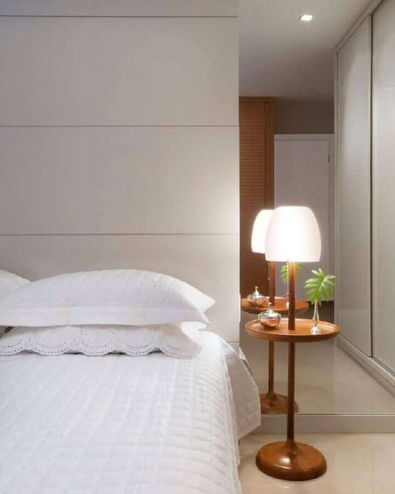 25. Decora&ccedil;&atilde;o clean com abajur para quarto de casal &ndash; Foto: Pinterest