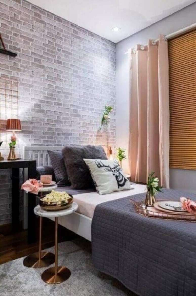 39. Decoração delicada e moderna com abajur para quarto feminino cinza e rosa – Foto: Jeito de Casa